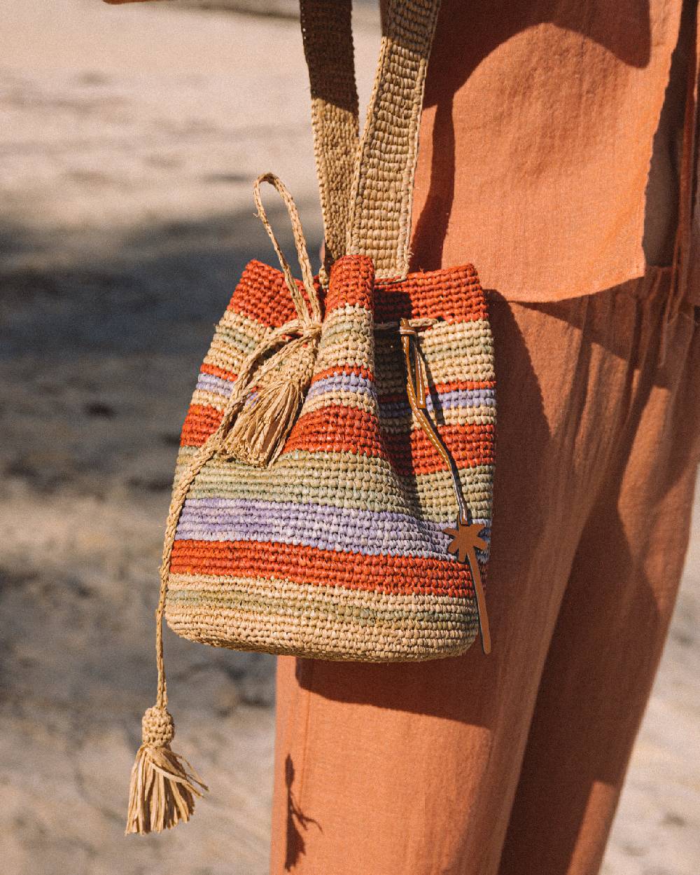 Manebí Raffia Beach Bucket - Rust Tan Mineral Green Summer Purple Stripes Offerte
