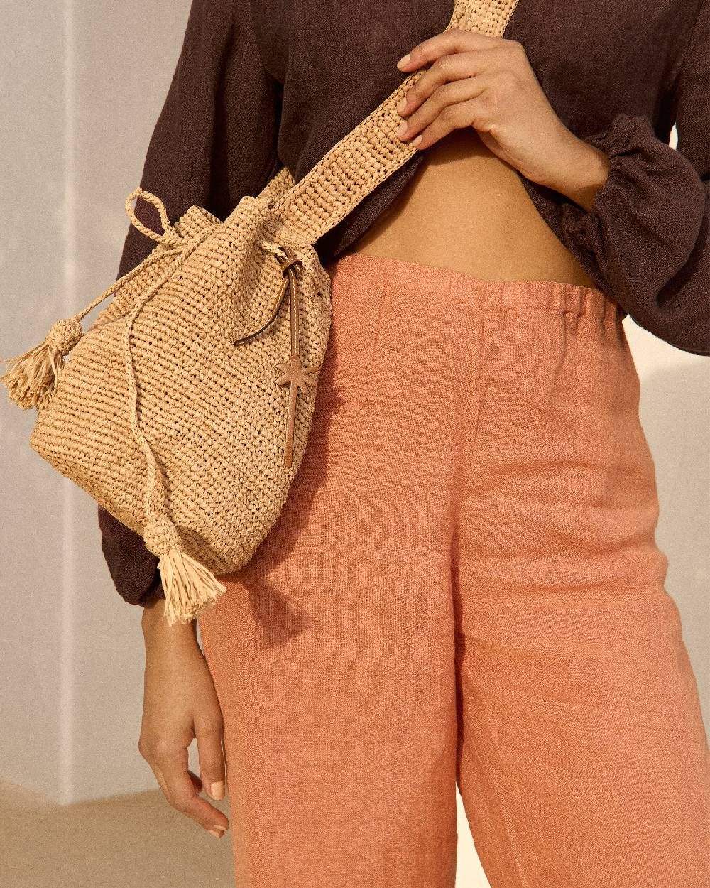 Manebí Raffia Beach Bucket - Palm Leather Tag Tan Moda