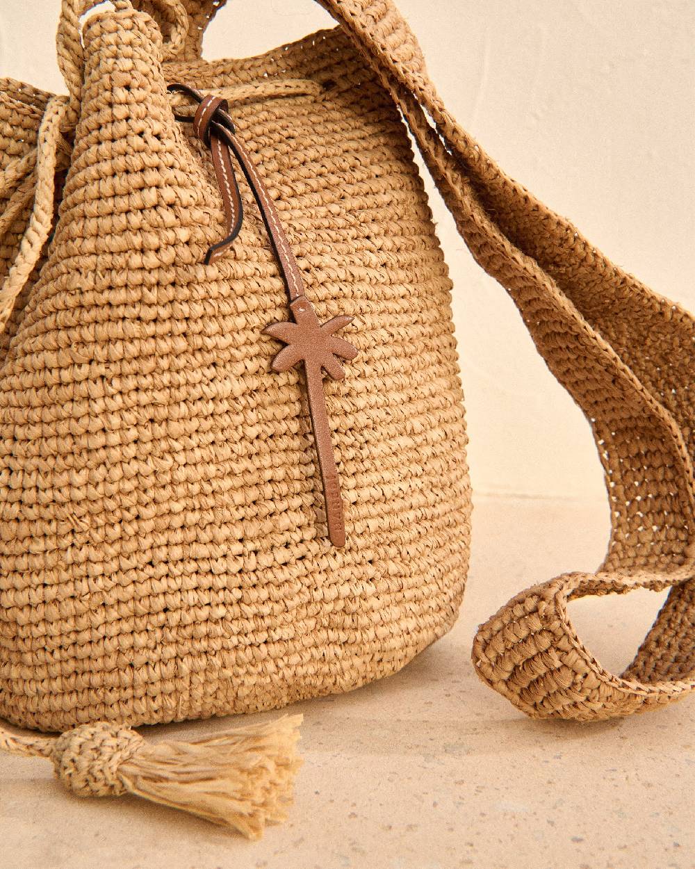 Manebí Raffia Beach Bucket - Palm Leather Tag Tan Moda