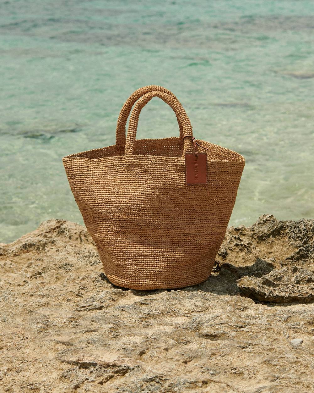 Manebí Raffia Summer Bag - Leather Handle \u0026 Palm Leather Tag Tan In Linea