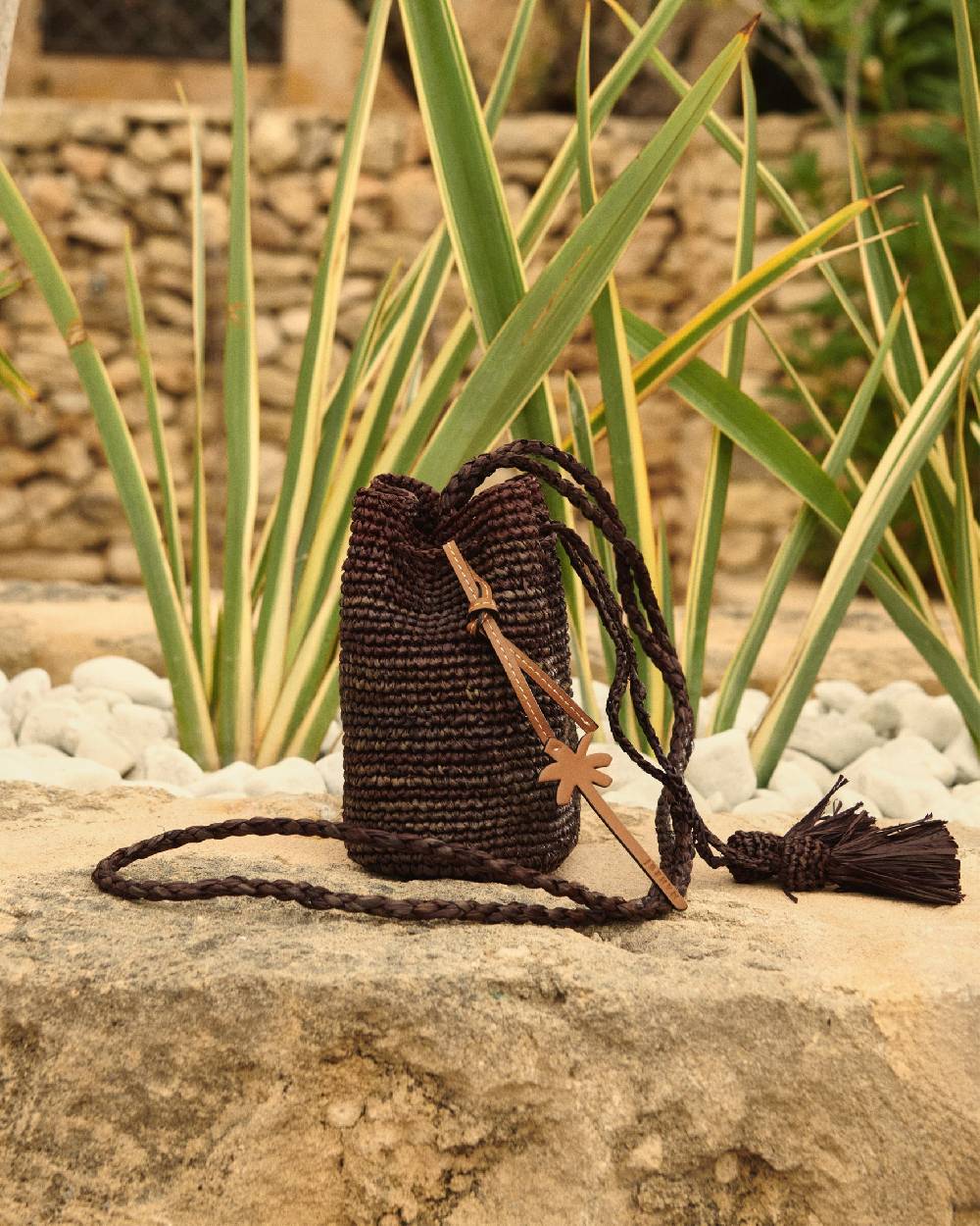 Manebí Raffia Beach Bucket Mini - Chocholate Promozione
