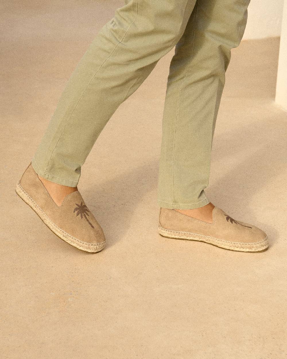 Manebí Espadrillas piatte in pelle scamosciata con ricamo - Palm Springs - Beige lavato e palmo in tono Vendita Calda