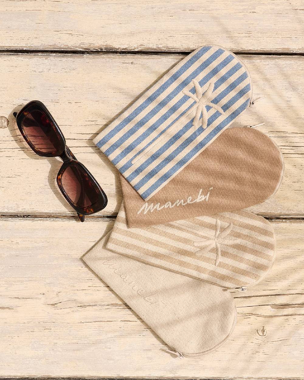 Manebí Canvas Sunglasses Case - Portofino White \u0026 Beige Stripes Grandi sconti