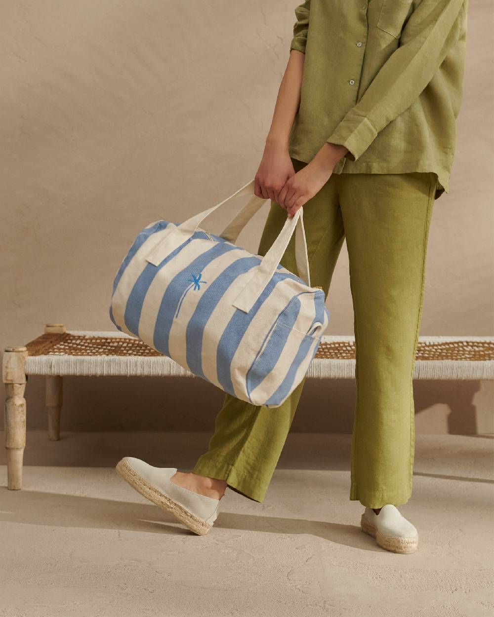Manebí Canvas Weekend Bag - Embroidered Logo White and Indigo Stripes Comprane uno, ottenene uno gratis