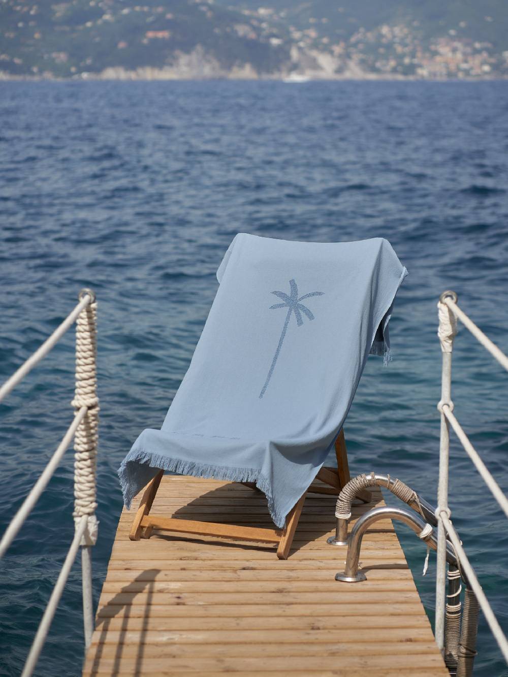 Manebí Jaquard Beach Towel - Embroidered Palm With Palm \u0026 Logo Indigo Offerte giornaliere