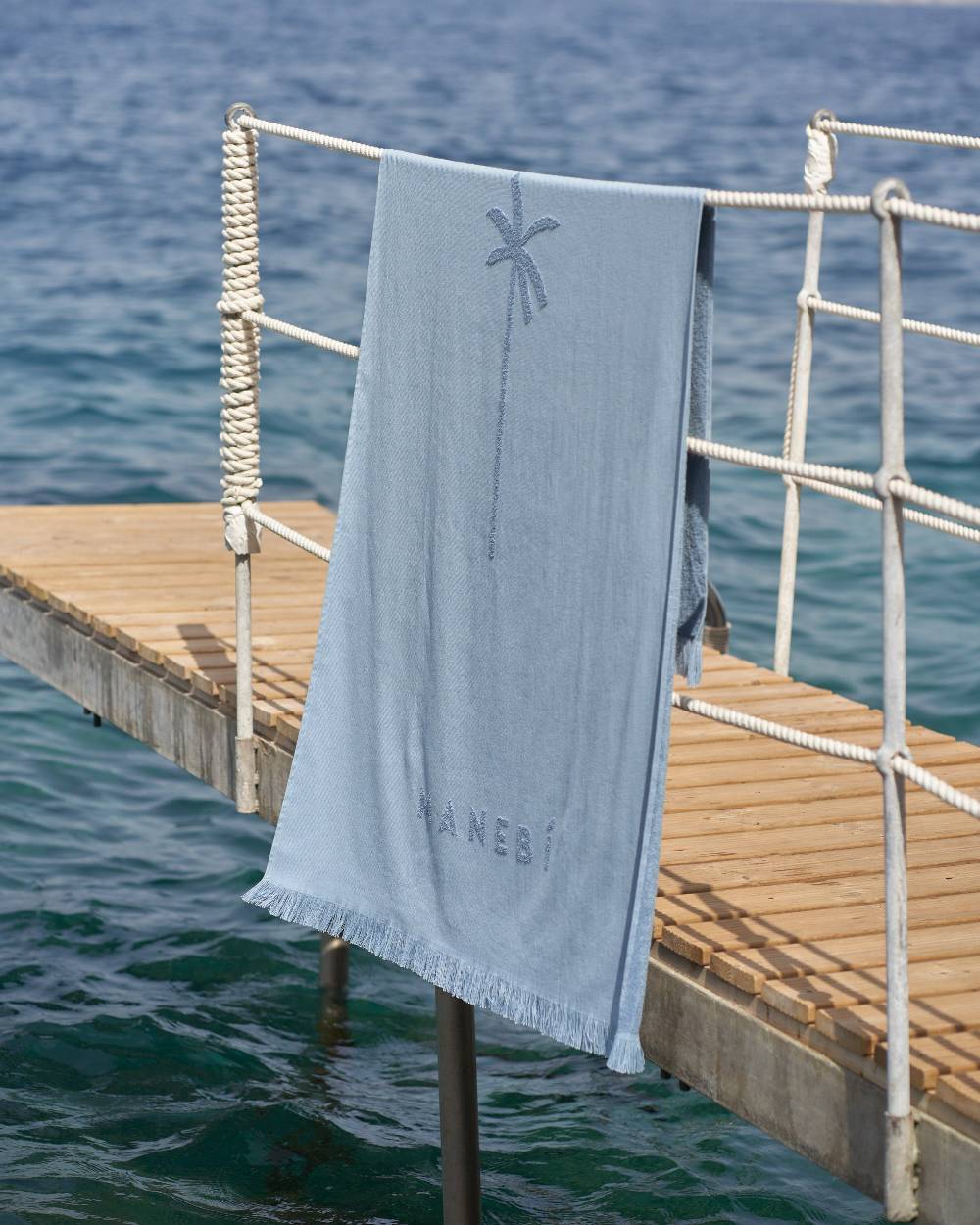 Manebí Jaquard Beach Towel - Embroidered Palm With Palm \u0026 Logo Indigo Offerte giornaliere