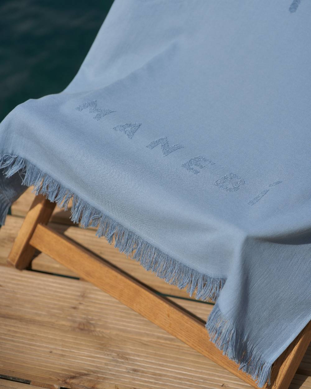 Manebí Jaquard Beach Towel - Embroidered Palm With Palm \u0026 Logo Indigo Offerte giornaliere