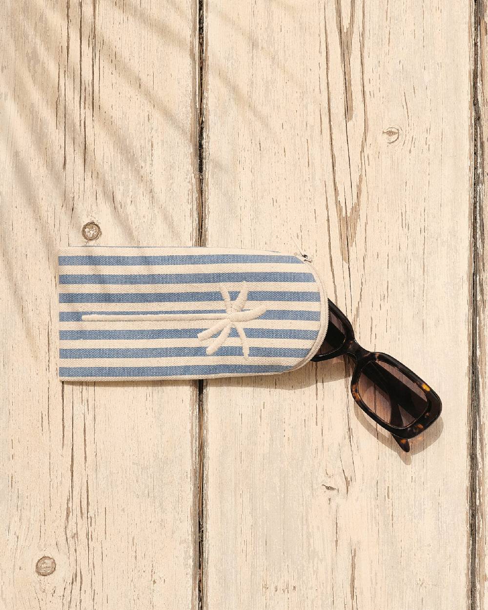 Manebí Canvas Sunglasses Case - Portofino White \u0026 Indigo Stripes Offerte speciali