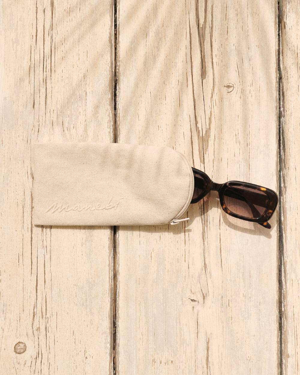 Manebí Canvas Sunglasses Case - La Havana Butter With Ecru Logo Enormi risparmi