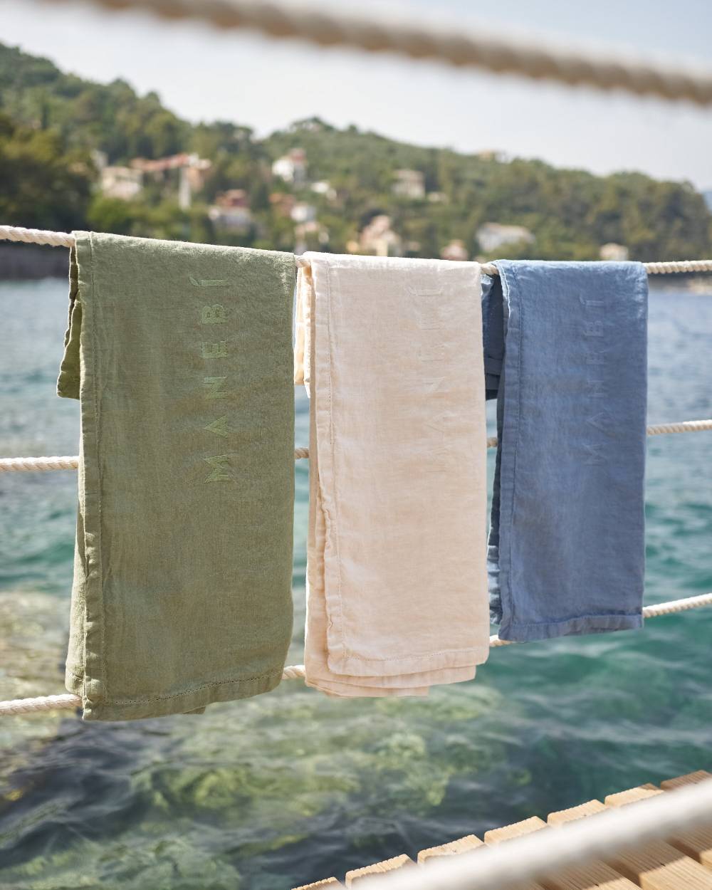 Manebí Washed Linen Beach Towel - Embroidered Logo Indigo Ultimi due giorni