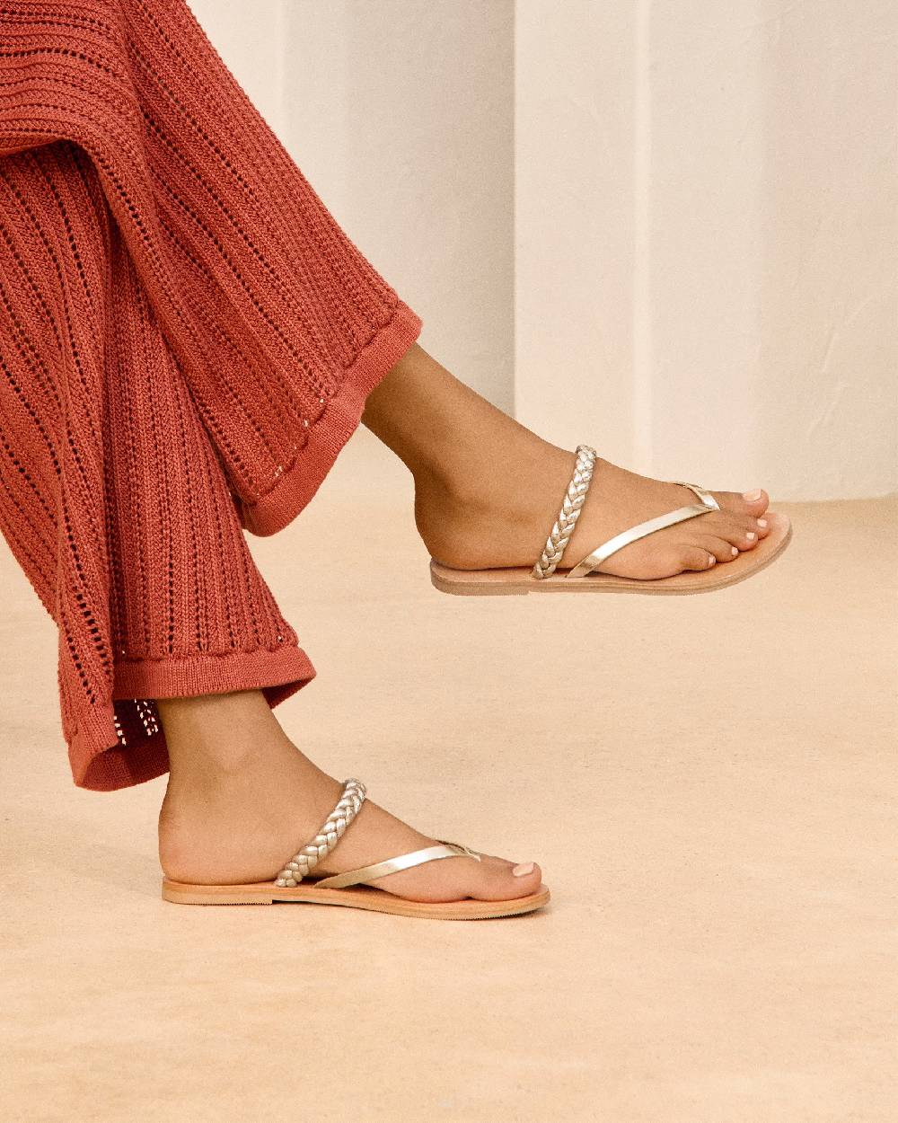 Manebí Leather Braid Thong Sandals - Platinum Offerta natalizia