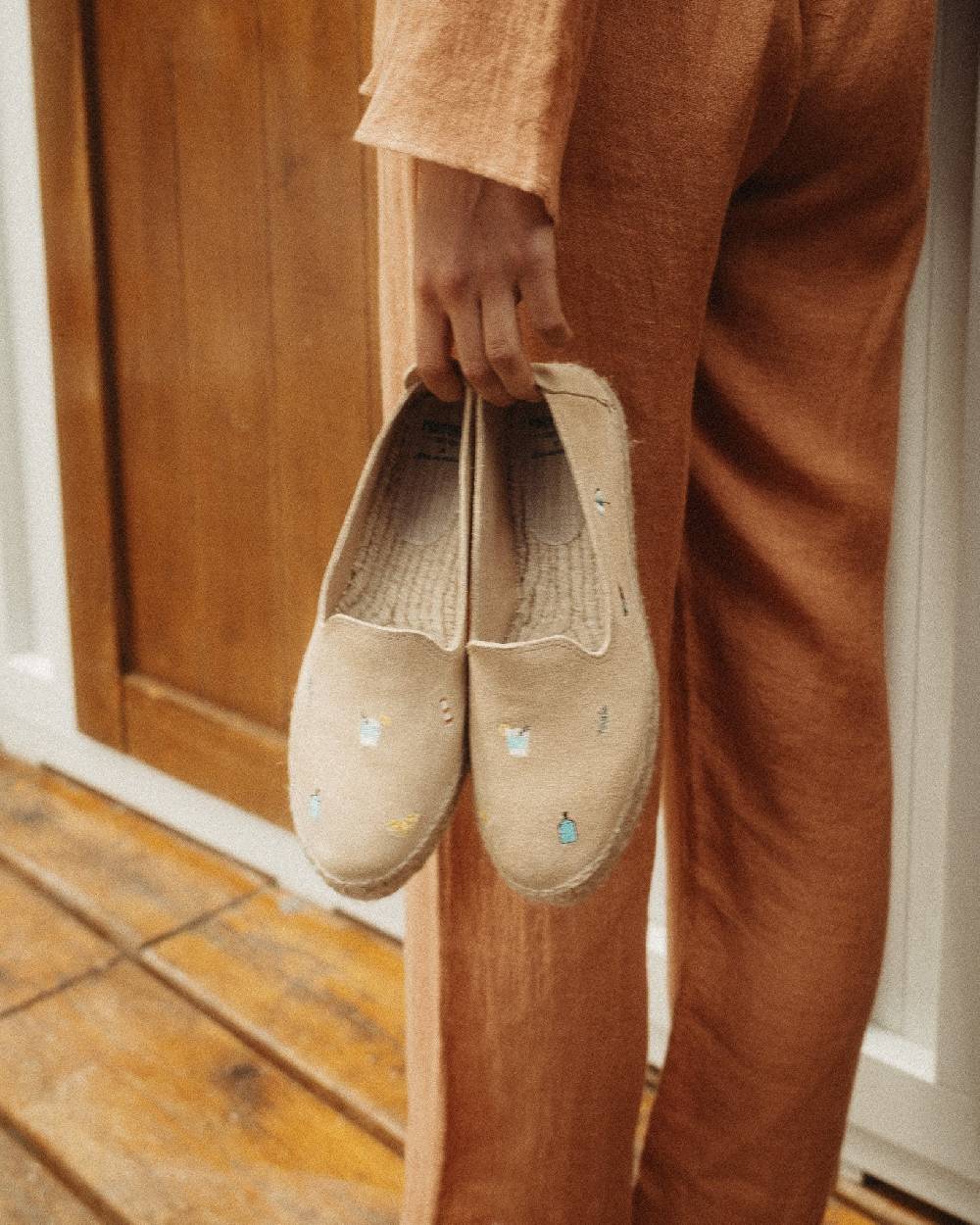 Manebí Espadrillas con Platform in Pelle Scamosciata - Portofino Dry Gin X Manebí Champagne Beige con Ricami Multicolor Offerta per la Festa della Mamma