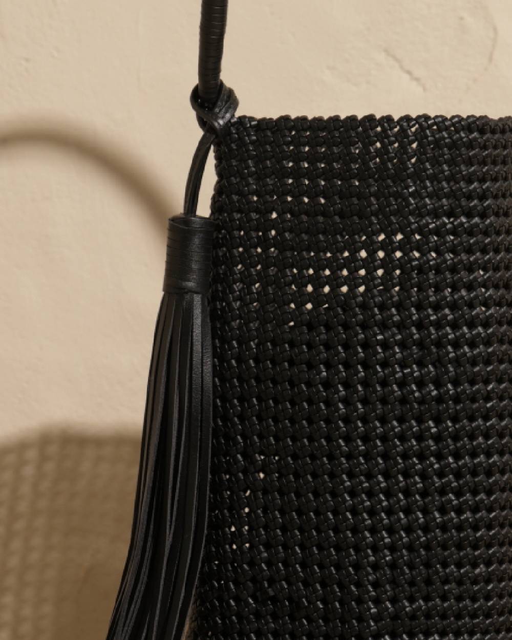 Manebí Borsa a Secchiello Intrecciata in Pelle - Black Black Friday Prezzi