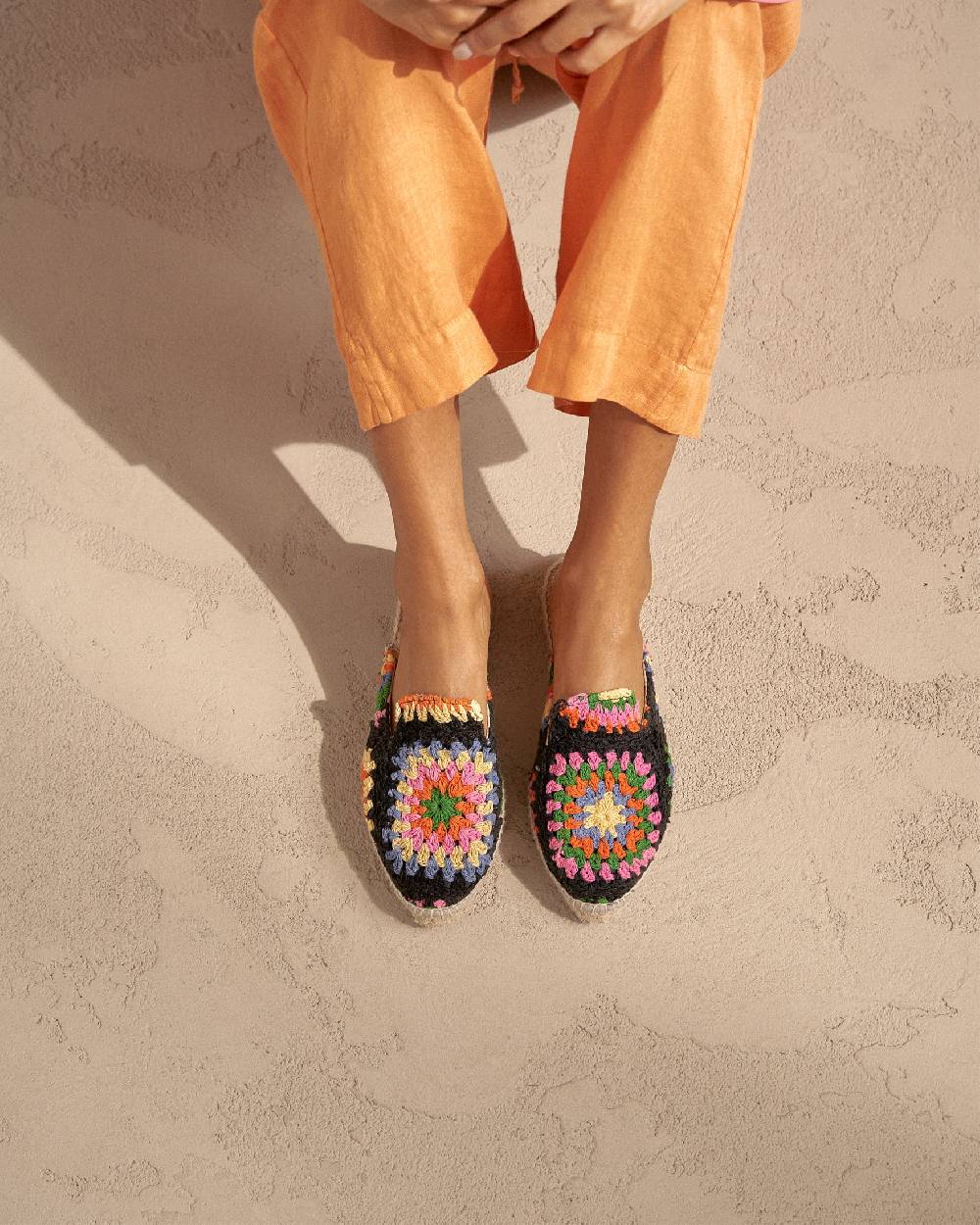 Manebí Cotton Crochet Mules - Yucatán Orange And Pink On Black Comprane uno, ottenene uno gratis