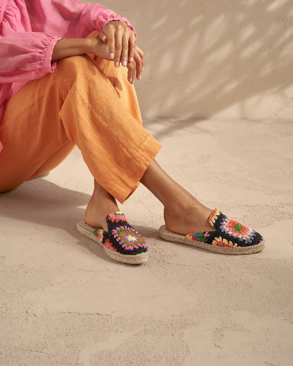 Manebí Cotton Crochet Mules - Yucatán Orange And Pink On Black Comprane uno, ottenene uno gratis