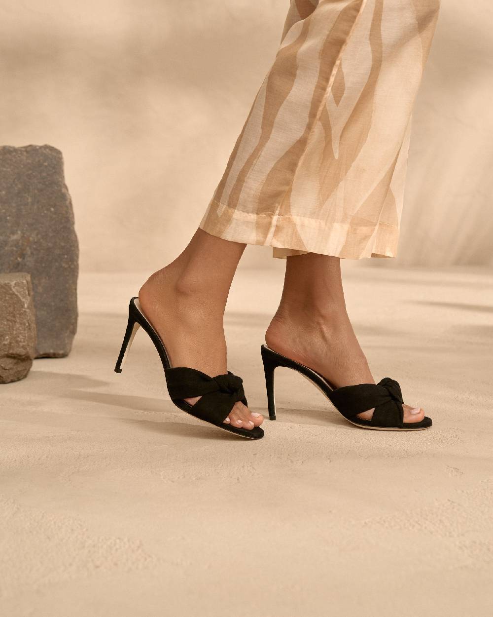 Manebí Sophie Suede Mule Heels - Knot Black Sconti VIP