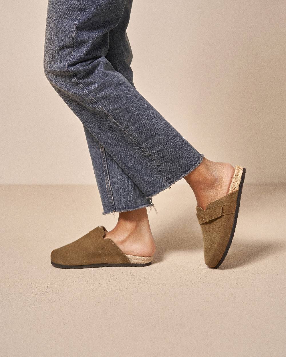 Manebí Suede Clog Mules - Hamptons Kaki Green Ritorno libero