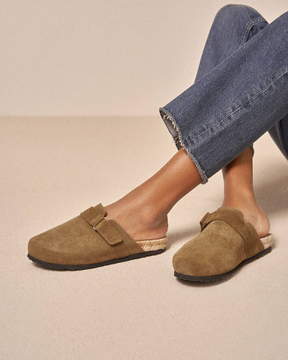 Manebí Suede Clog Mules - Hamptons Kaki Green Ritorno libero