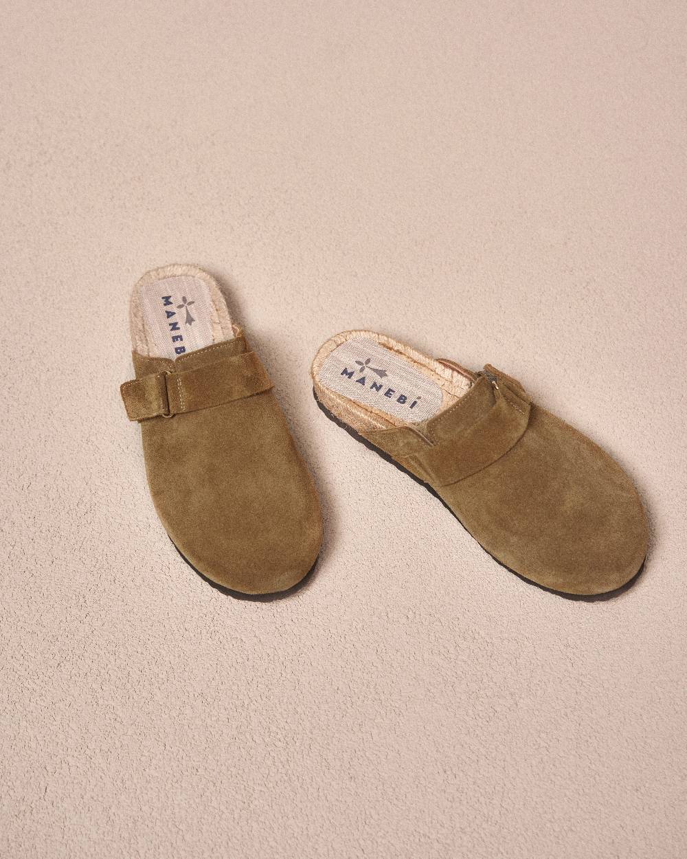 Manebí Suede Clog Mules - Hamptons Kaki Green Ritorno libero