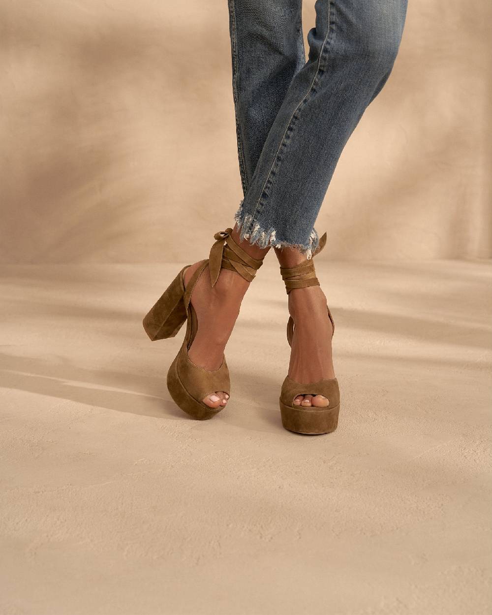 Manebí Bellini Suede Platforms Sandals - Tie-Up Tobacco Ultimi due giorni