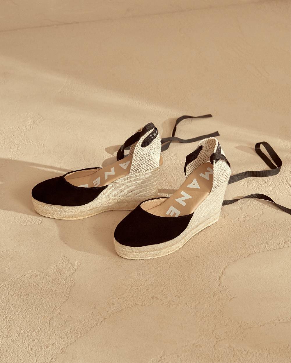 Manebí Soft Suede Wedge Espadrilles - Hamptons Black In vendita