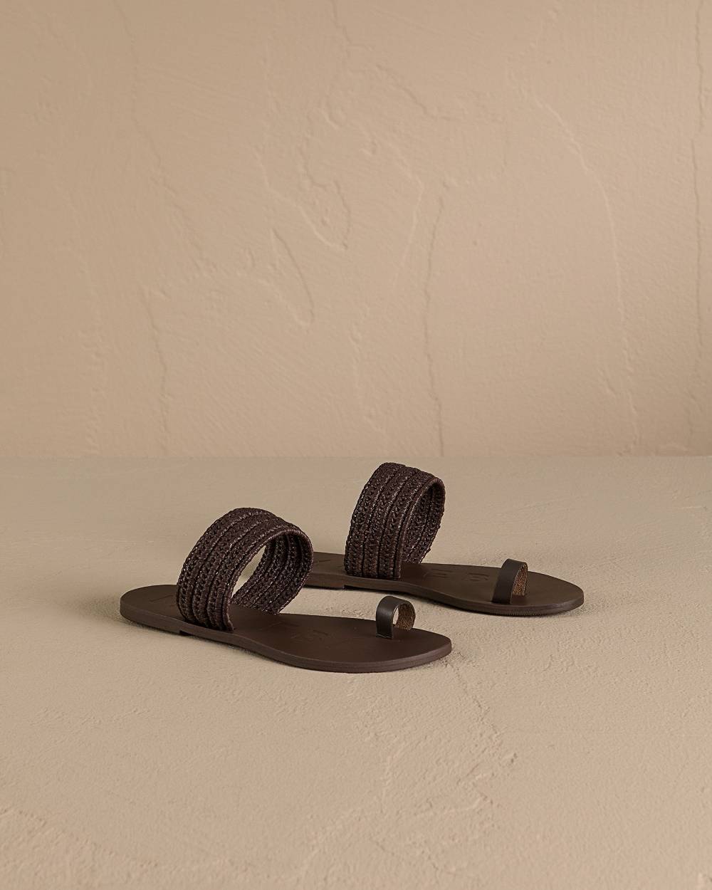 Manebí Raffia and Leather Sandals - Yucatán Cocoa Toe Ring Online