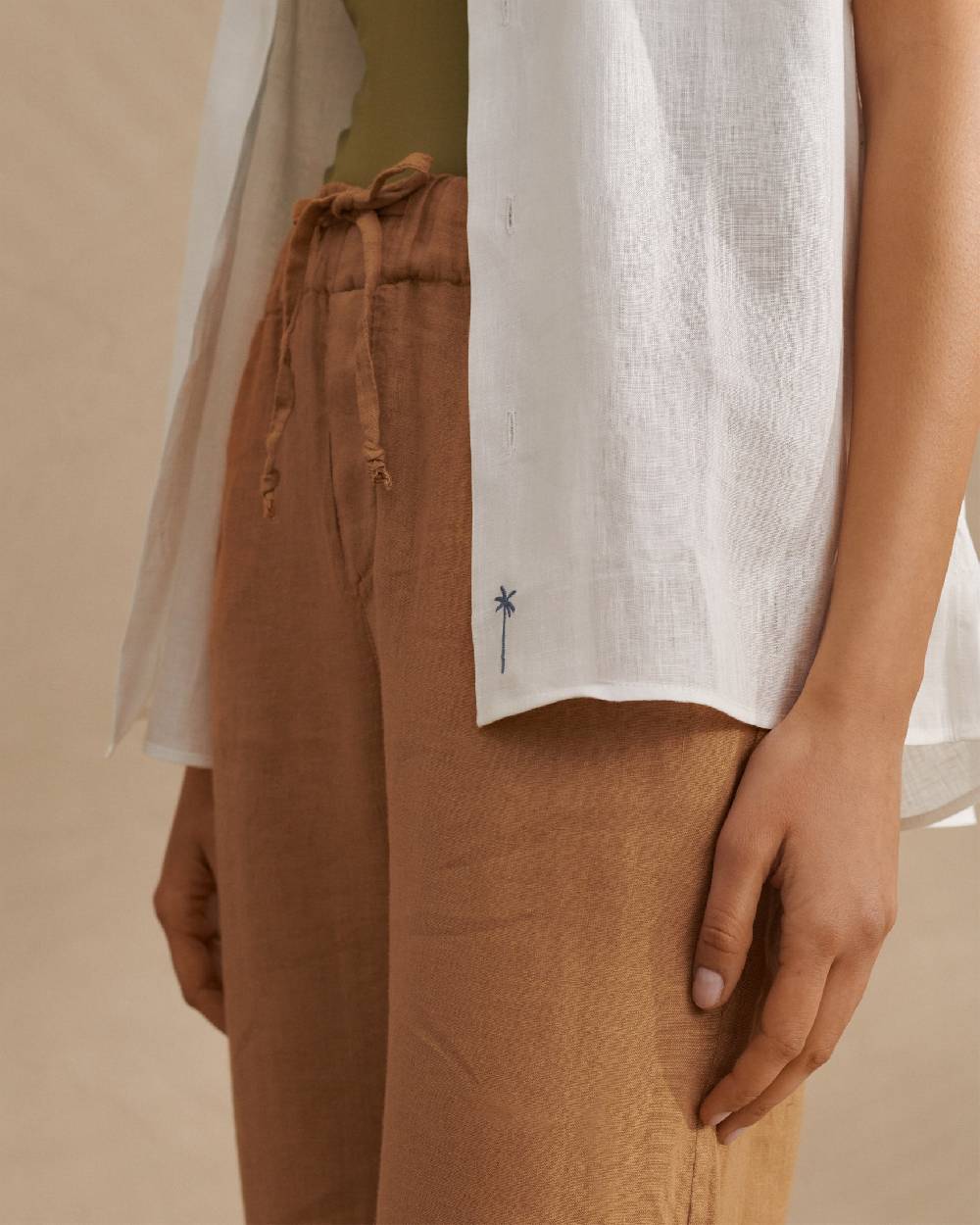 Manebí Bowling Linen Shirt - Havana White Comprane uno, ottenene uno gratis