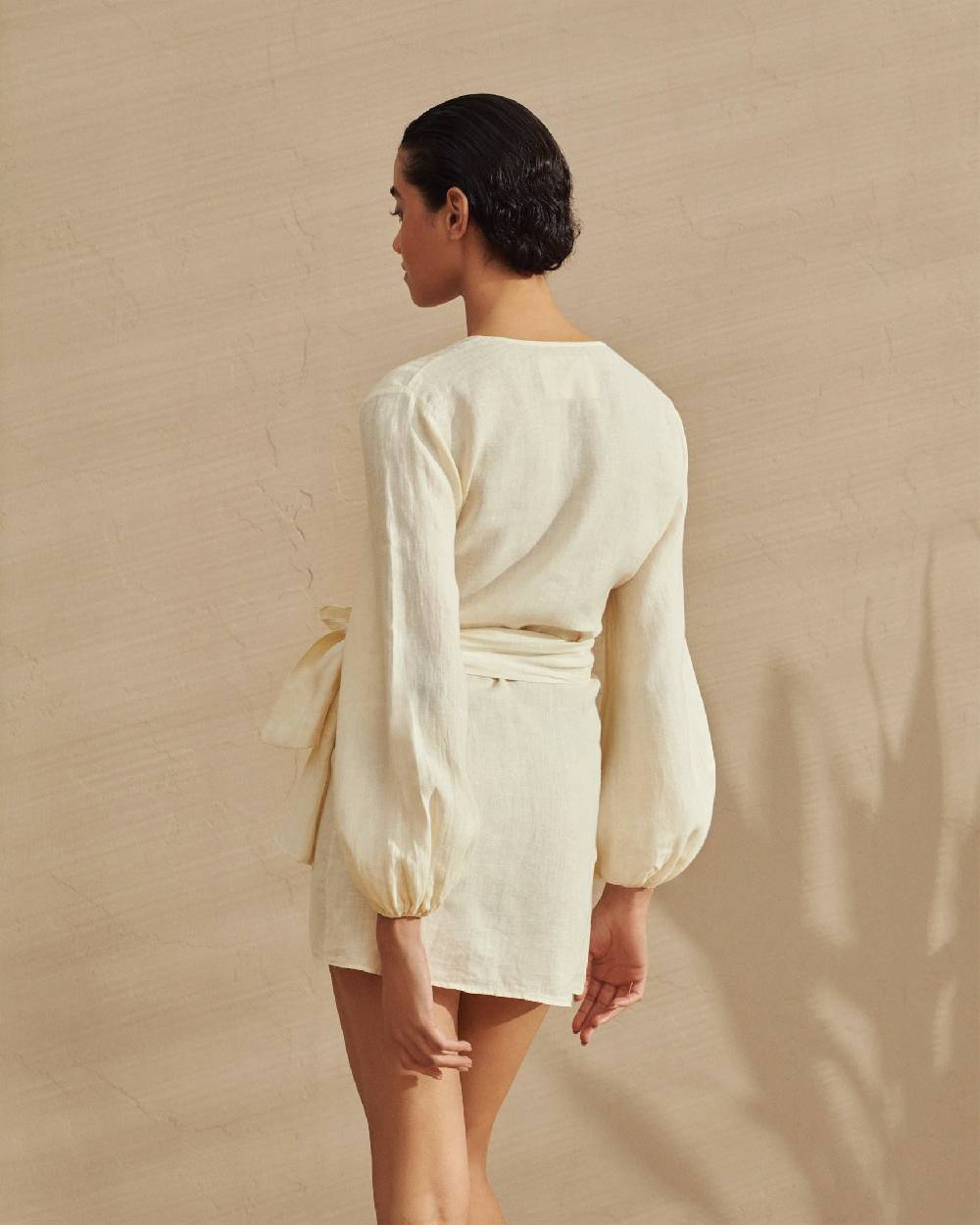 Manebí Linen Biarritz Dress - Wraparound Design Eggnog Limitato a 3 giorni