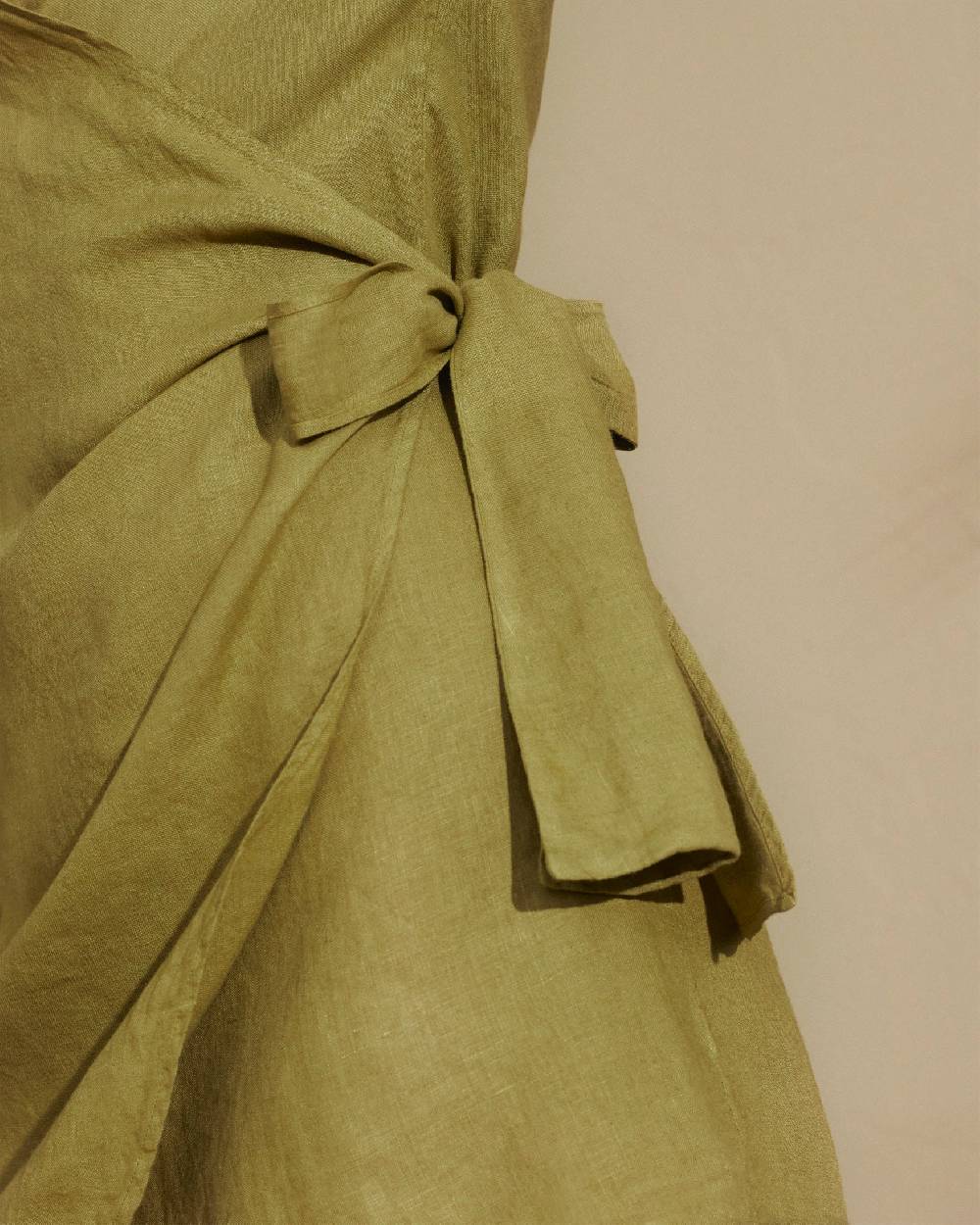 Manebí Linen Biarritz Dress - Wraparound Design Kaki Green Esporta salva