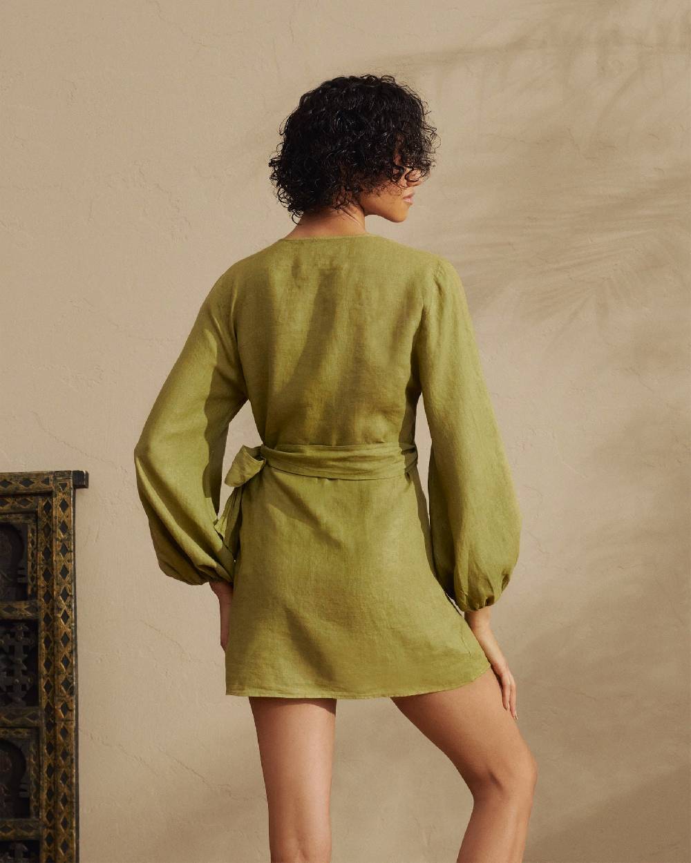 Manebí Linen Biarritz Dress - Wraparound Design Kaki Green Esporta salva