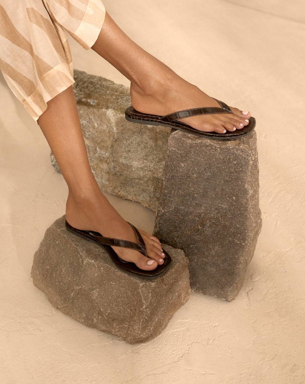 Manebí Tania Croco Embossed|Leather Sandals - Thongs Chocolate Offerta migliore