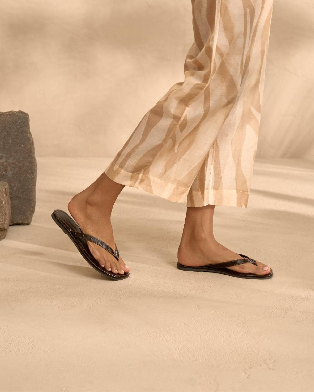 Manebí Tania Croco Embossed|Leather Sandals - Thongs Chocolate Offerta migliore