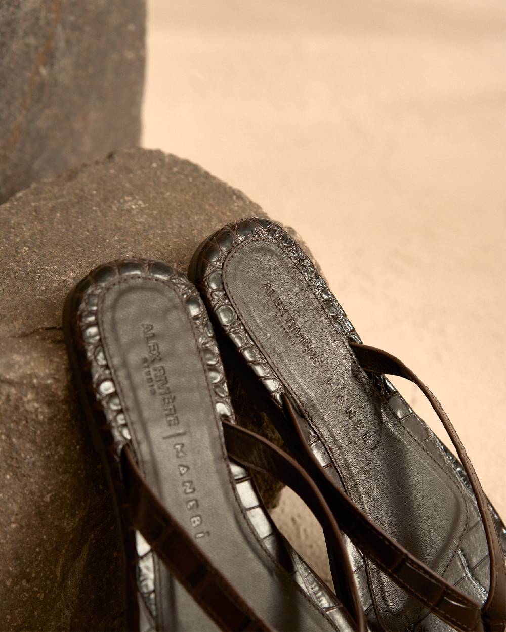 Manebí Tania Croco Embossed|Leather Sandals - Thongs Chocolate Offerta migliore