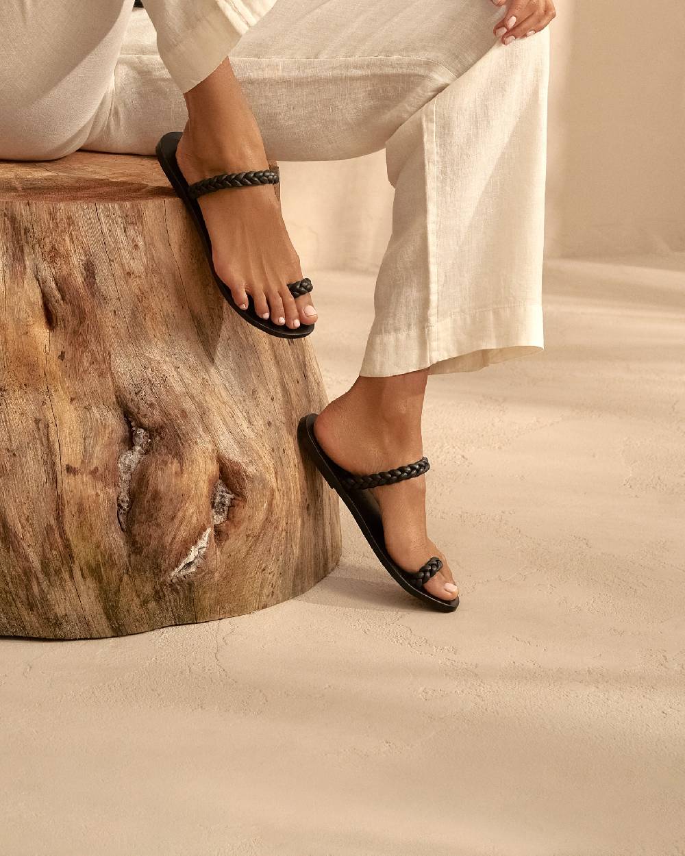 Manebí Olimpia Leather Sandals - Toe Ring Black Braids Offerte esclusive