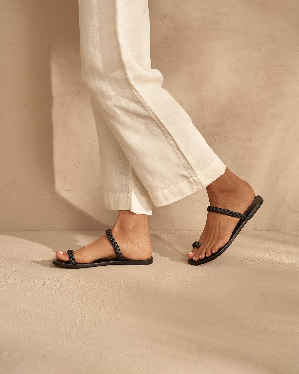 Manebí Olimpia Leather Sandals - Toe Ring Black Braids Offerte esclusive