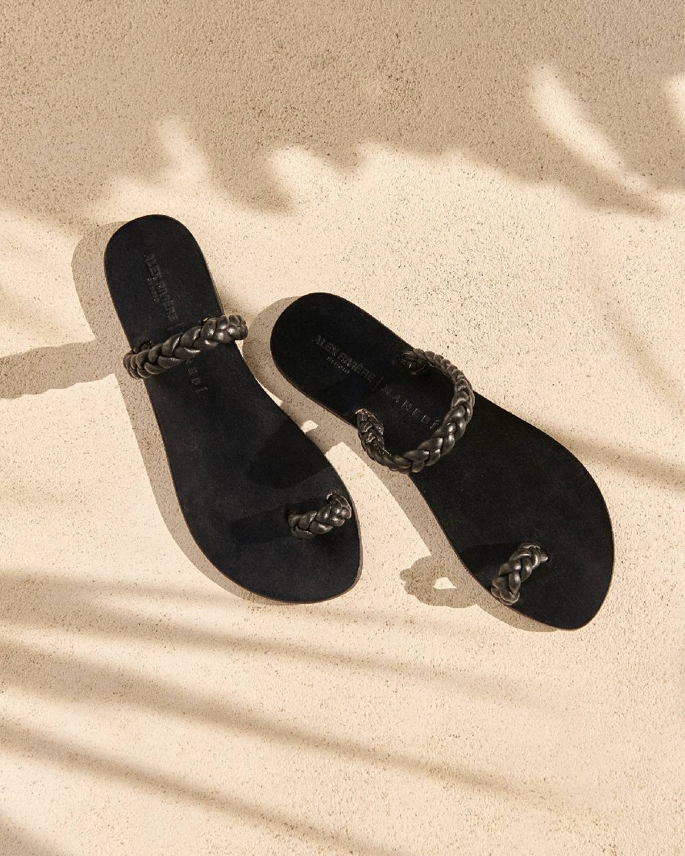 Manebí Olimpia Leather Sandals - Toe Ring Black Braids Offerte esclusive