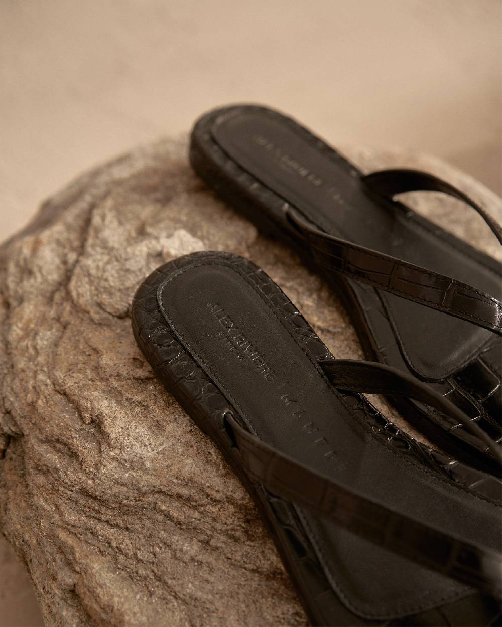 Manebí Tania Croco Embossed|Leather Sandals - Thongs Black Comprane uno, ottenene uno gratis