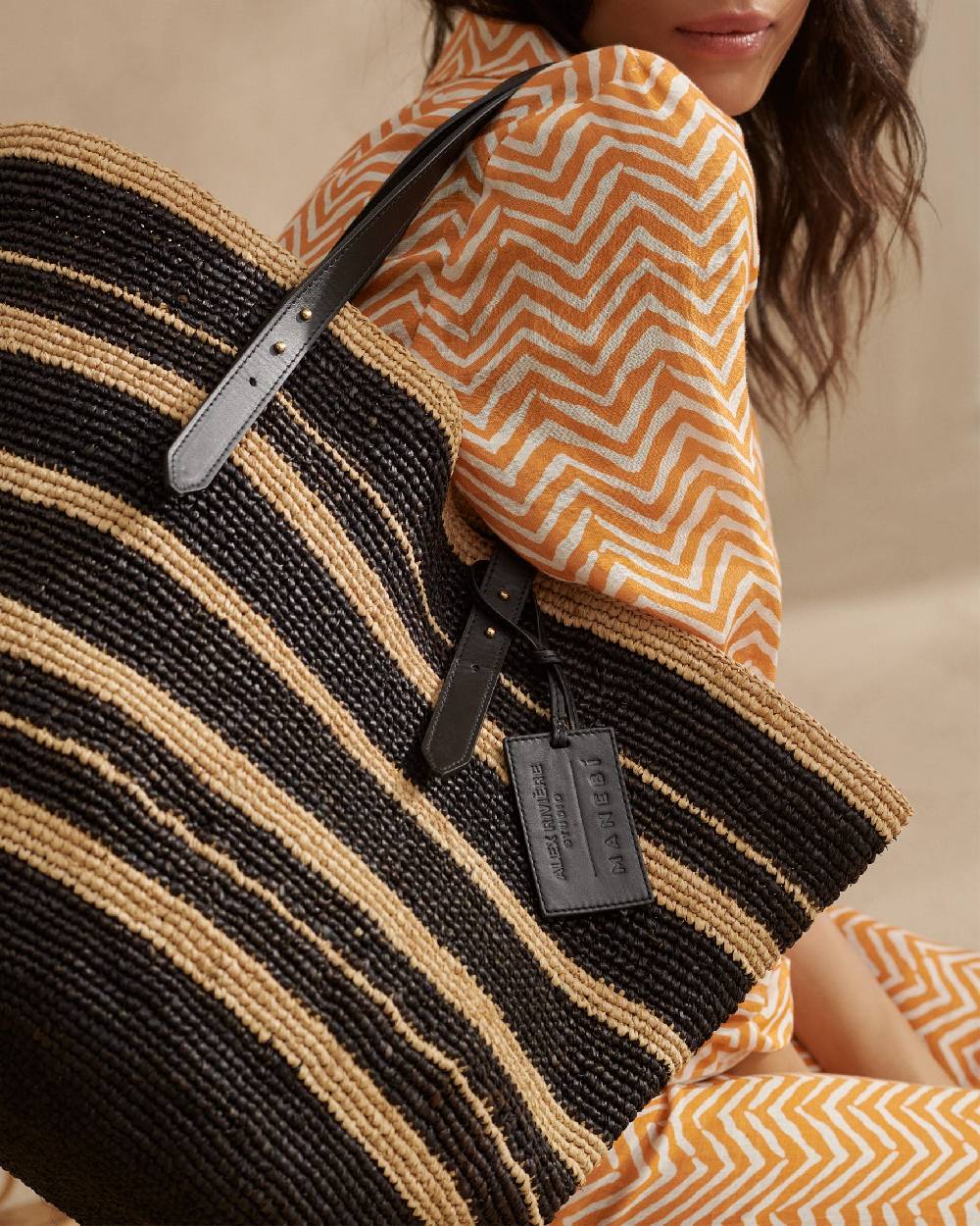 Manebí Bahia Raffia Bag - Leather Handles \u0026 Tag Natural and Black Ultimi tre giorni