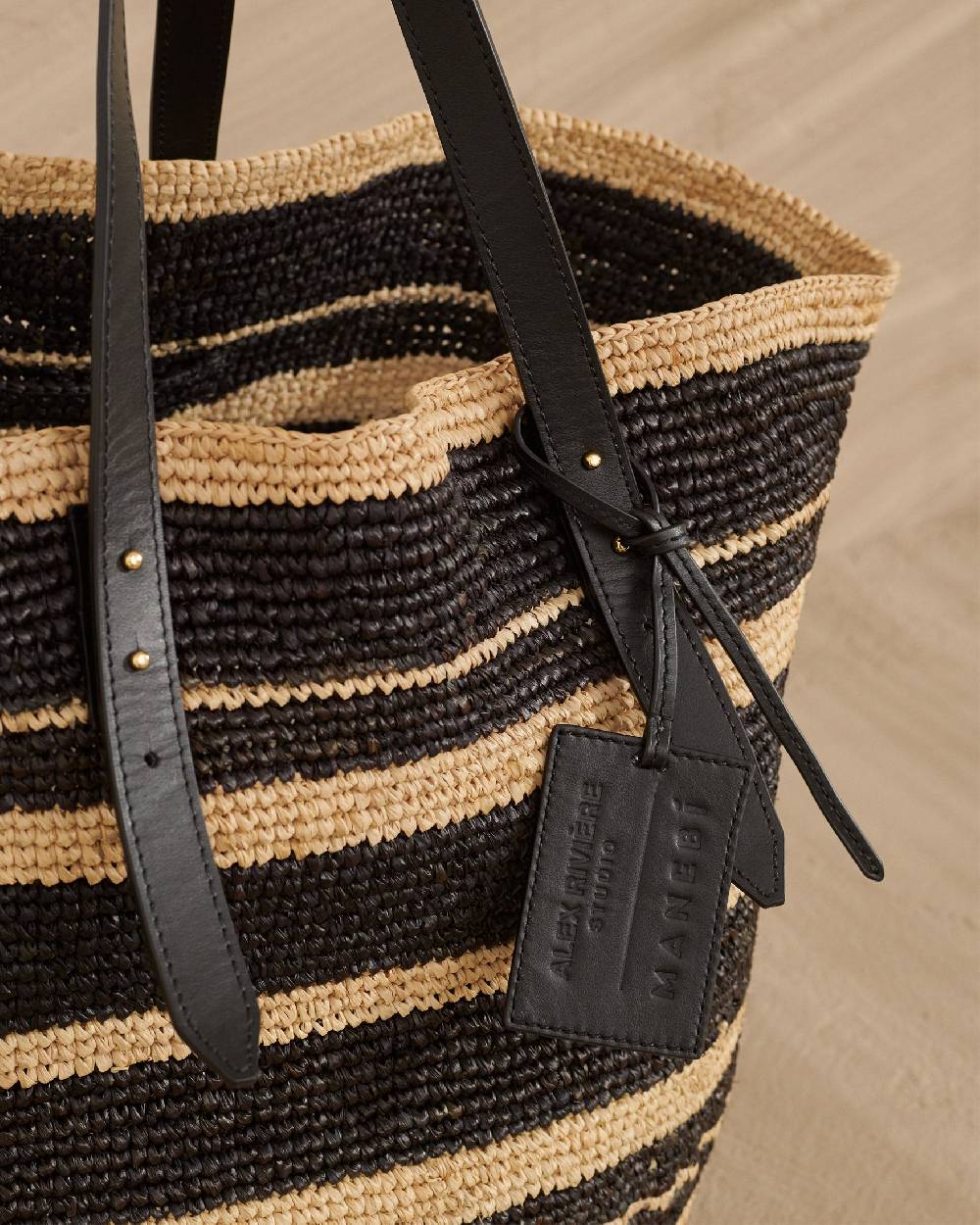 Manebí Bahia Raffia Bag - Leather Handles \u0026 Tag Natural and Black Ultimi tre giorni