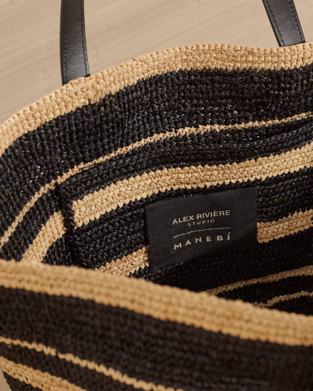 Manebí Bahia Raffia Bag - Leather Handles \u0026 Tag Natural and Black Ultimi tre giorni