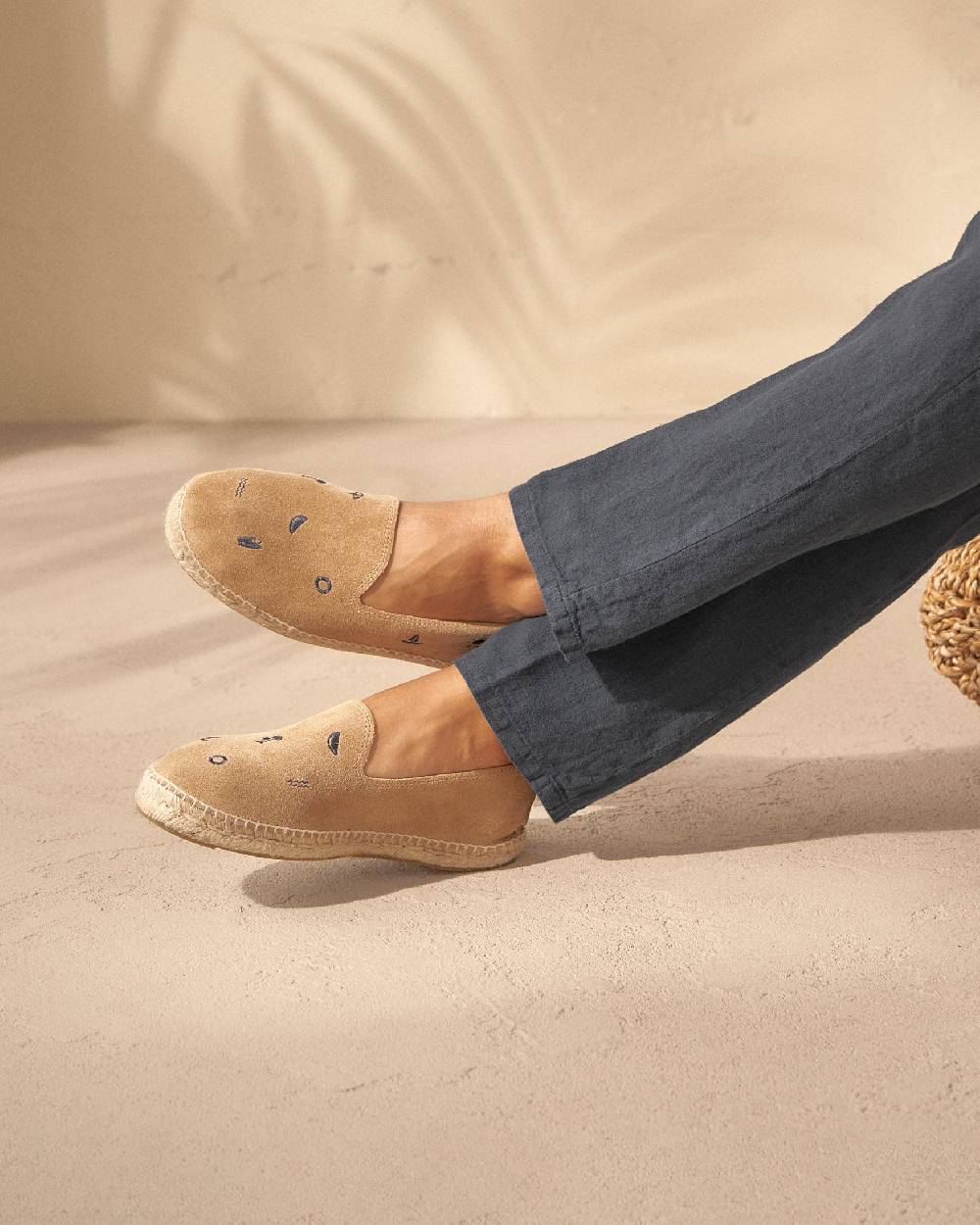 Manebí Espadrillas flat in pelle scamosciata con ricami - Palm Springs - Washed Beige \u0026 Navy Summer Stickers Limitato a 3 giorni