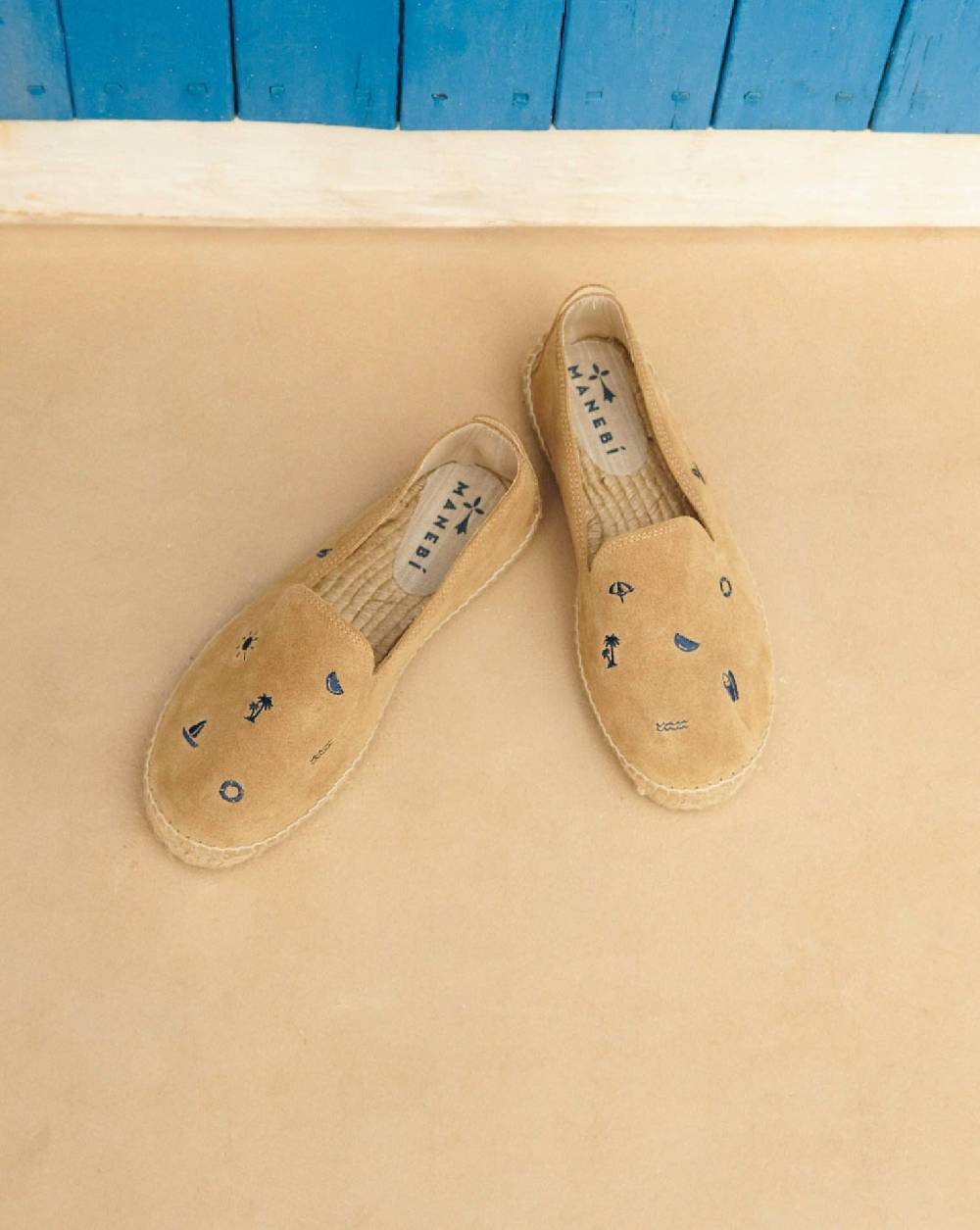 Manebí Espadrillas flat in pelle scamosciata con ricami - Palm Springs - Washed Beige \u0026 Navy Summer Stickers Limitato a 3 giorni
