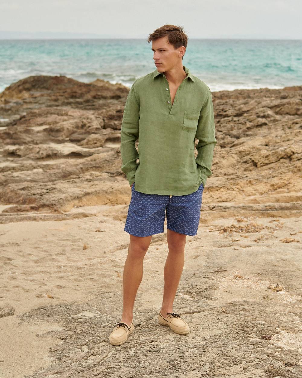 Manebí Washed Linen Nassau Polo Shirt - Embroidered Palm Military Green Fino Al -60%