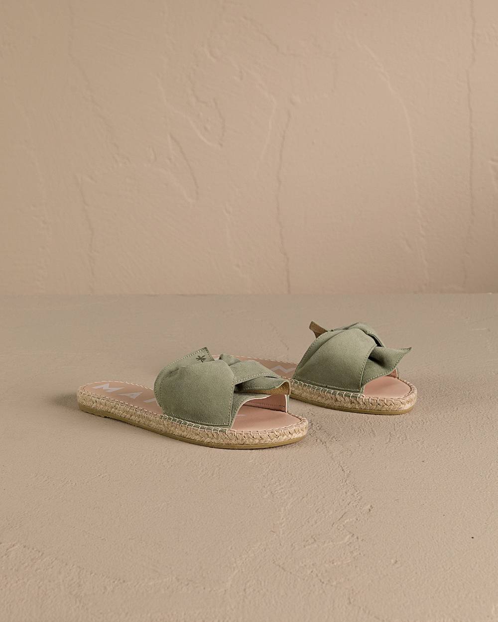 Manebí Soft Suede Sandals With Knot - Sage Comprare a buon mercato