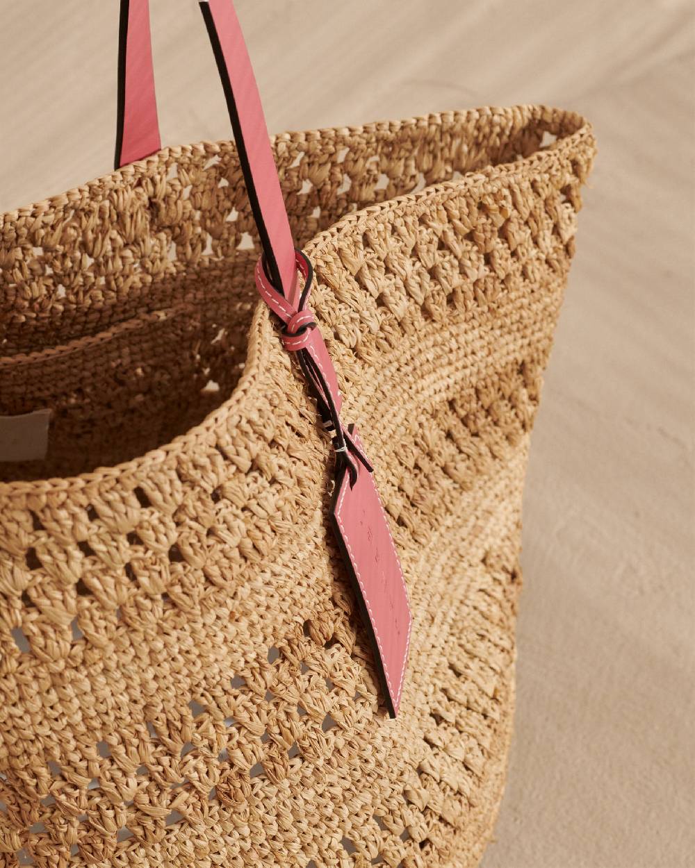 Manebí Weaving Raffia \u0026 Leather Basket Bag - Leather Tag Tan Offerta per la Festa della Mamma