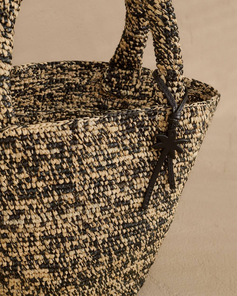Manebí Raffia Summer Bag Medium - Palm Leather Tag Natural Black Melange Smaltimento dello stoccaggio