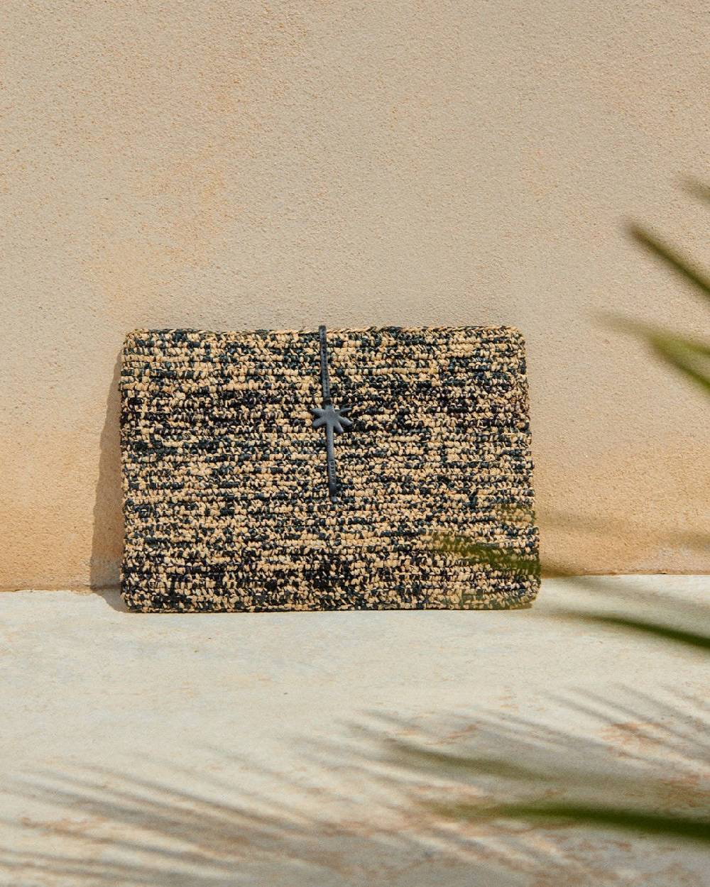 Manebí Raffia Clutch - Leather Palm Natural \u0026 Black Melange Offerta migliore
