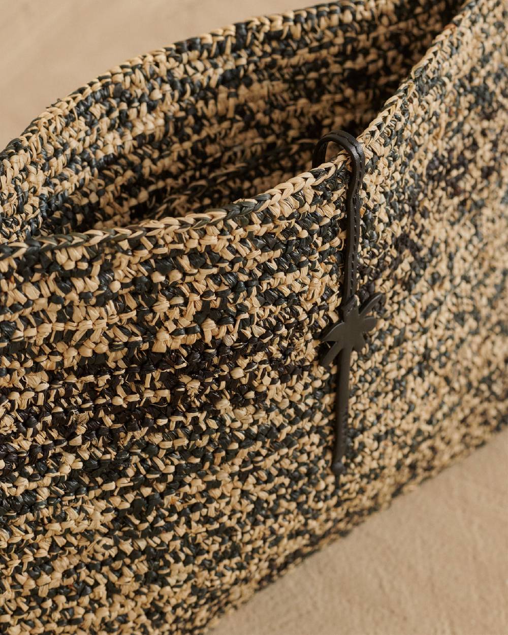 Manebí Raffia Clutch - Leather Palm Natural \u0026 Black Melange Offerta migliore