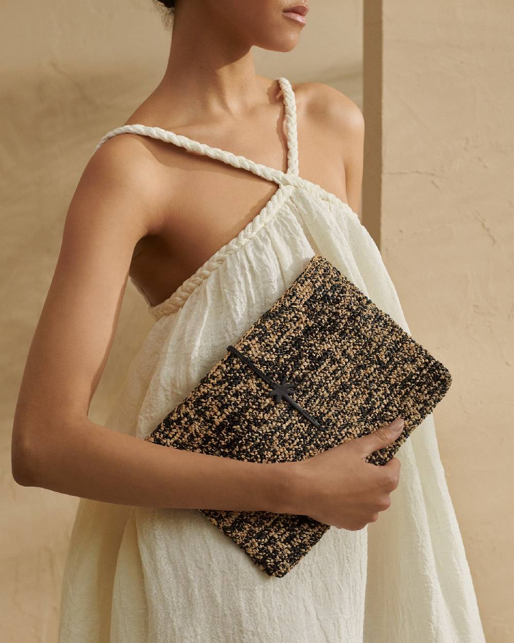 Manebí Raffia Clutch - Leather Palm Natural \u0026 Black Melange Offerta migliore