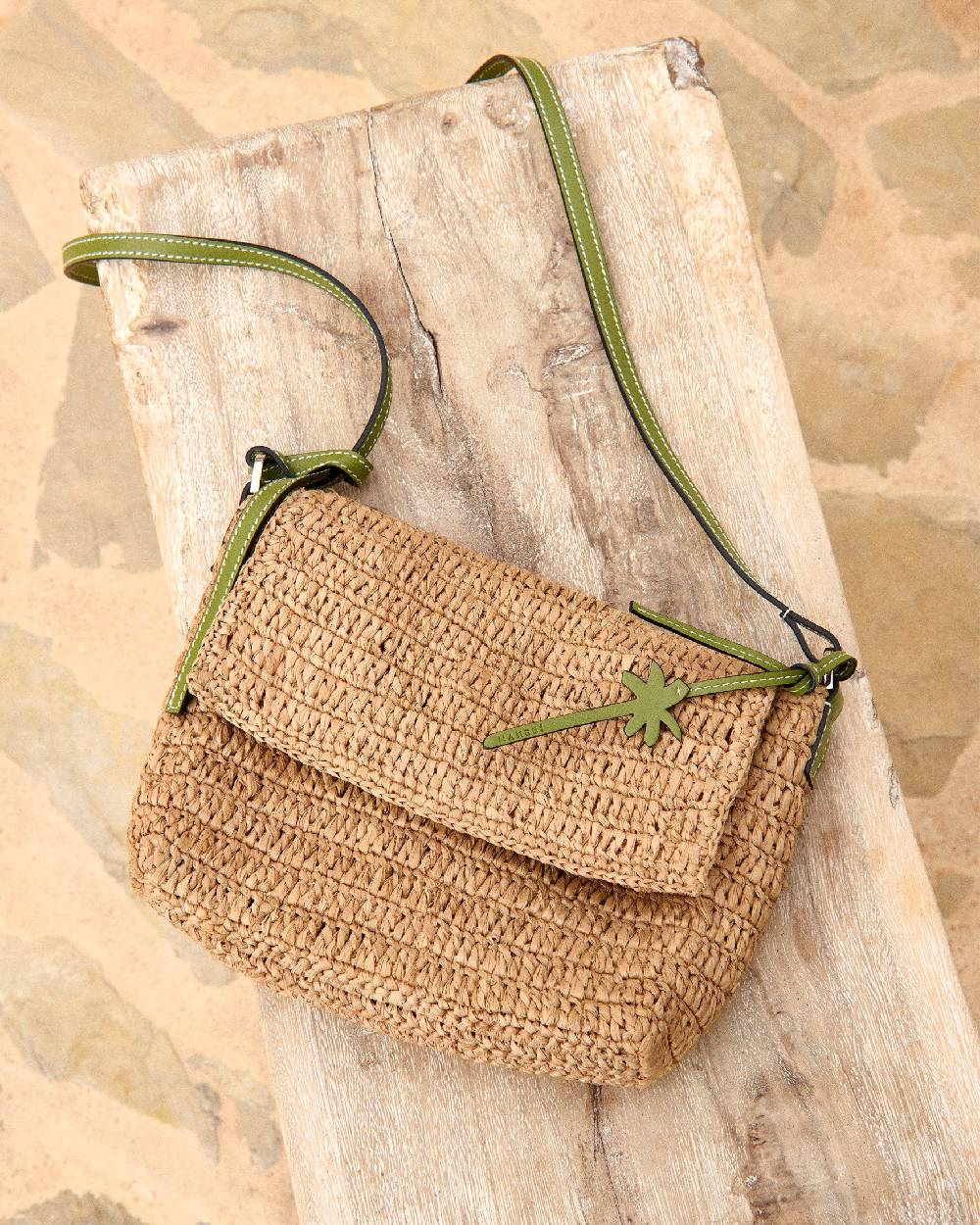 Manebí Raffia Summer Night Bag Medium - Palm Leather Tag Tan \u0026 Green Offerte giornaliere